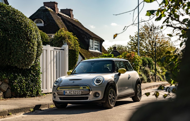 MINI Cooper SE vermittelt durch RAUDZUS Husum