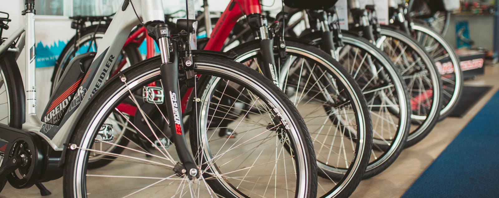 Elektro-Mobilität ist angesagt. Immer mehr Menschen steigen vom Fahrrad aufs E-Bike um. Mit der Unterstützung durch den Elektromotor lässt sich jede Strecke bequem und sicher bewältigen - auch bei Gegenwind oder Steigungen. Bei uns finden Sie ein großes Angebot aktueller Modelle. 