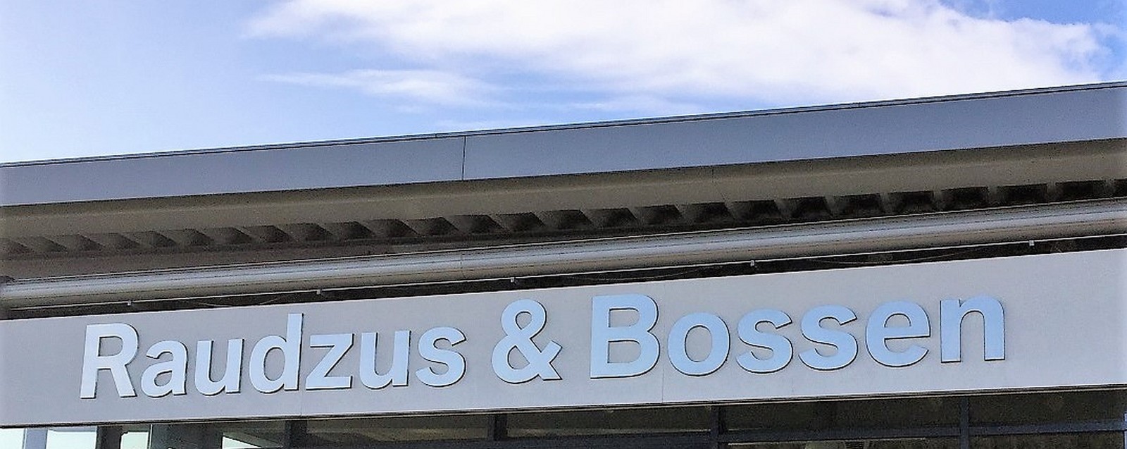Wir sind Ihr kompetenter Ansprechpartner in Sachen Auto. Seit 2001 sind wir BMW Vertragswerkstatt in Niebüll. Ob Sie nach einem neuen Fahrzeug oder einem Gebrauchtwagen suchen, fragen Sie uns. Ihr Auto benötigt eine Wartung oder Reparatur? In unserer Werkstatt finden Sie die Spezialisten. Sie suchen ein Ersatzteil, Zubehör oder Accessoire; auch dann sind Sie bei uns richtig.